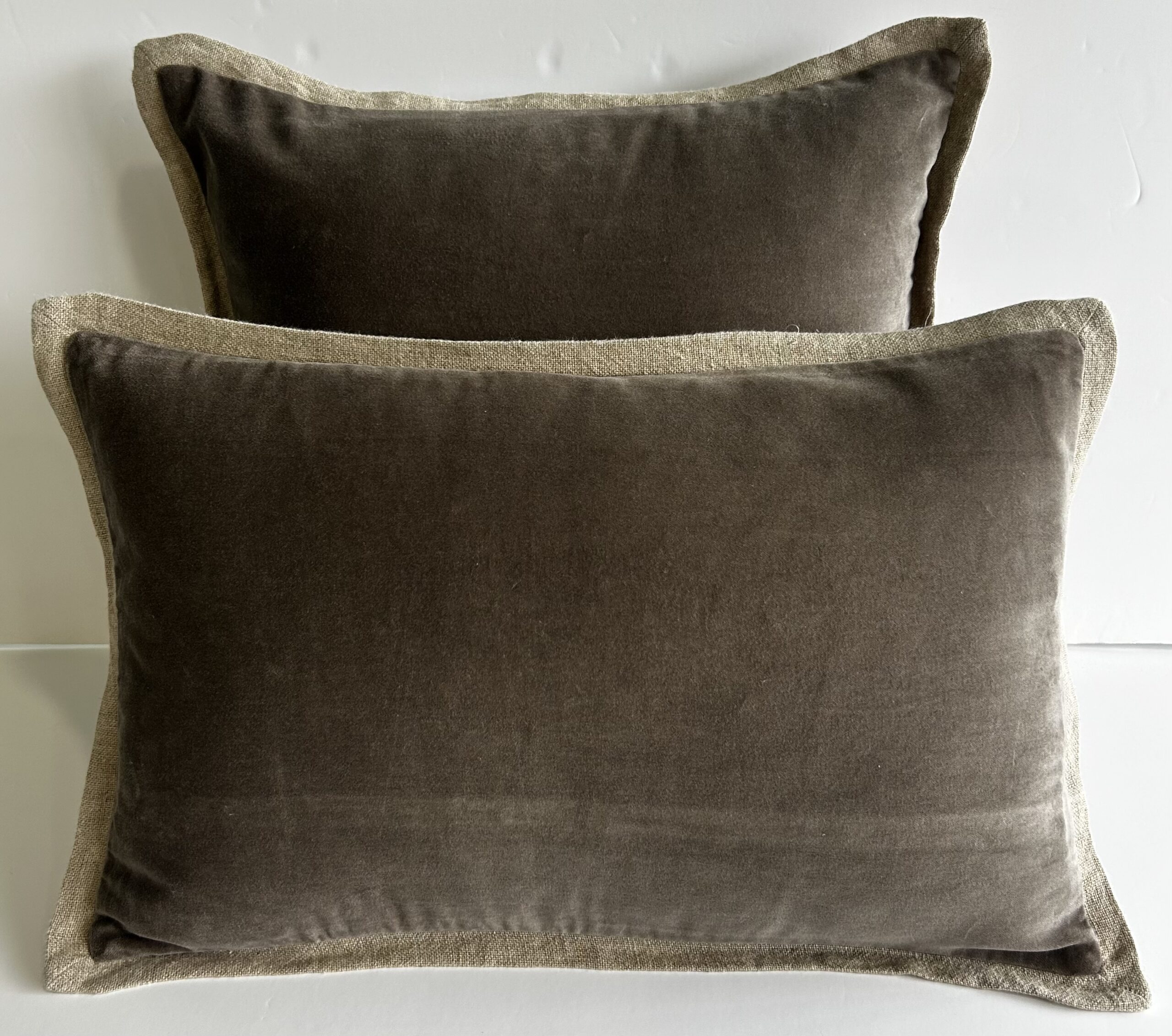 Cojín de Terciopelo Áspid Taupe y pestaña Lino Natural