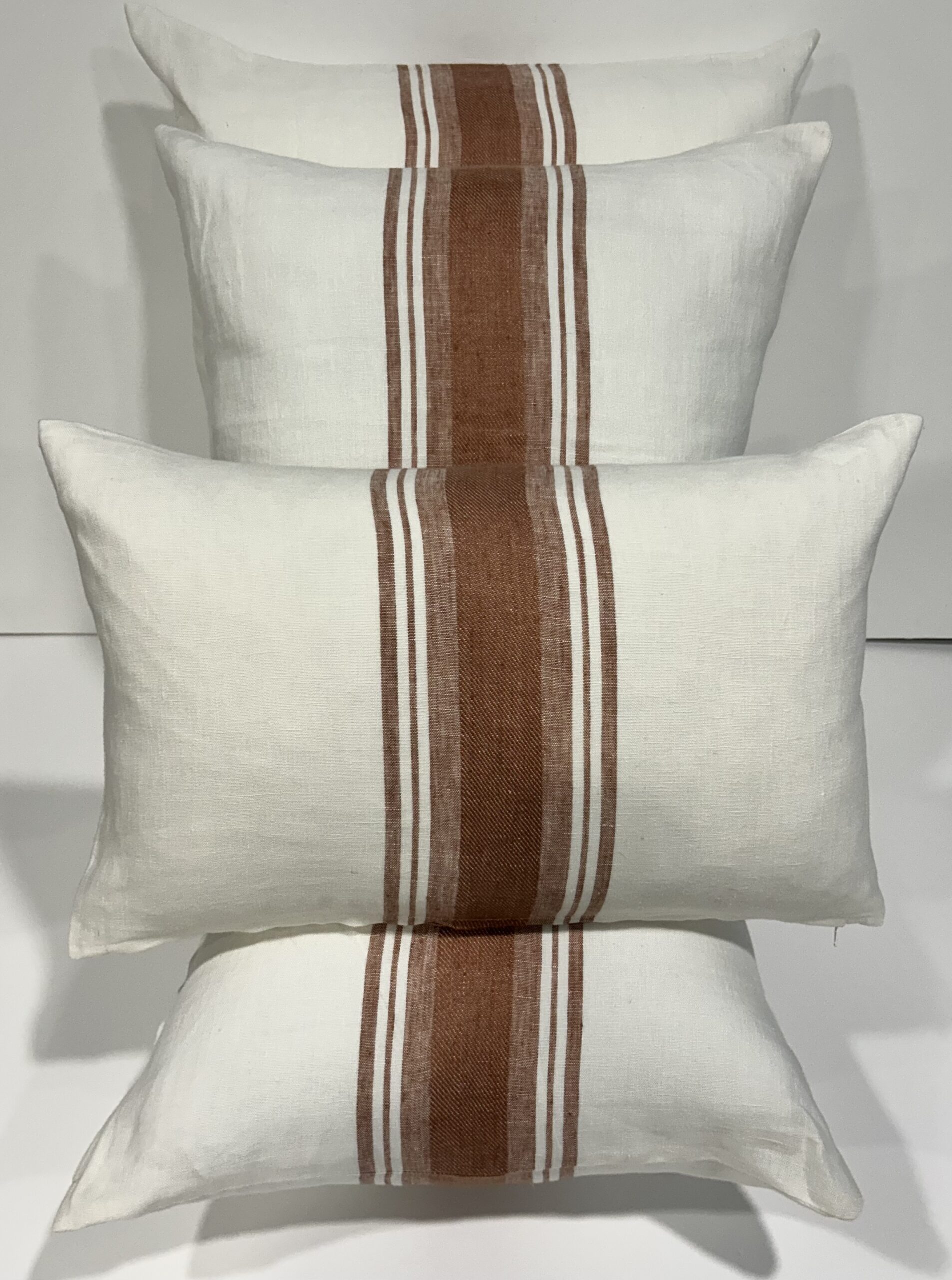 Cojín Lino Brera White Raya Tan.