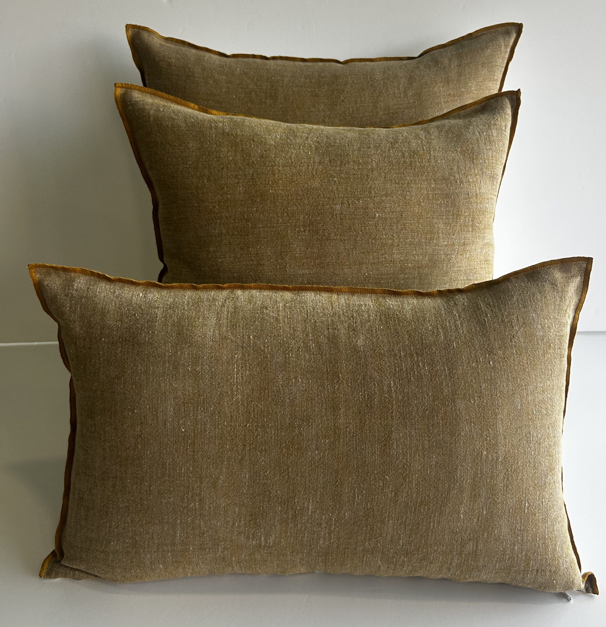 Cojín Lino Eira Color Mustard & White