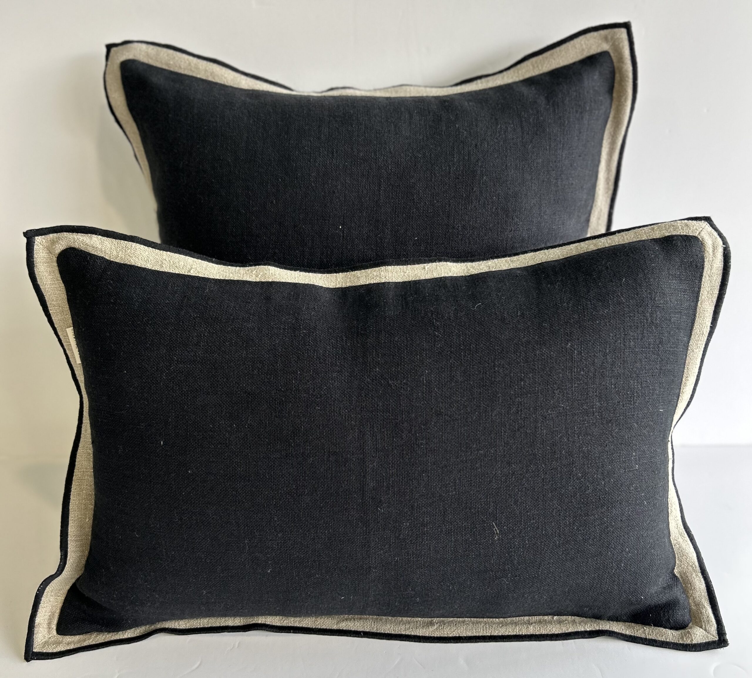 Cojín Lino Flange Color Black.