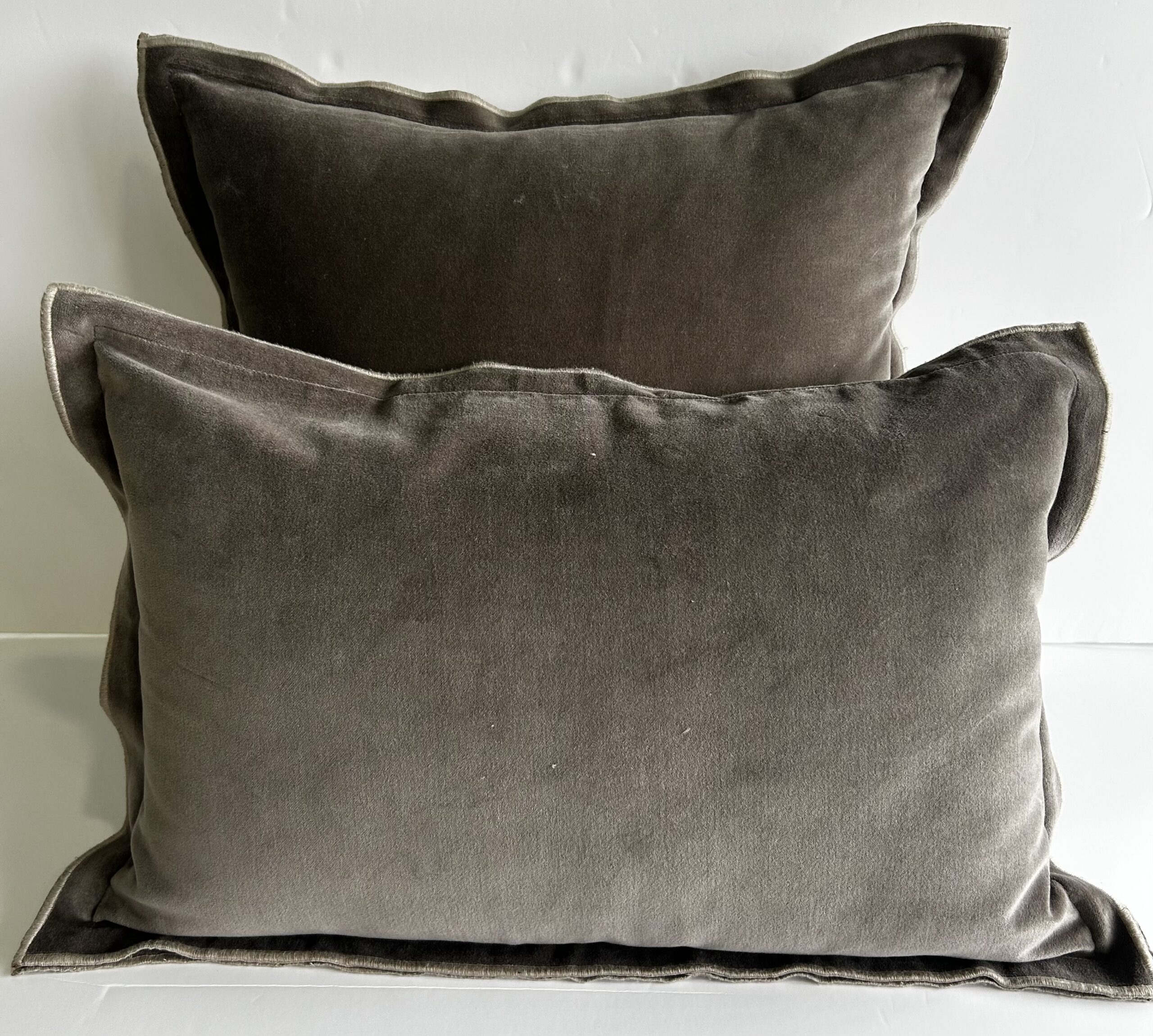 Cojín Mina Taupe Terciopelo & Lino natural.