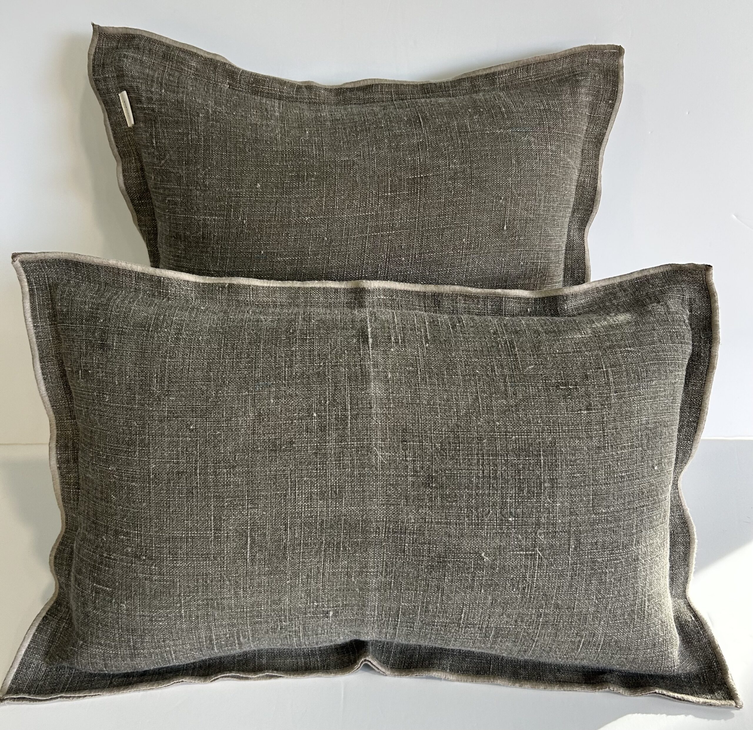 Cojín de Lino Taupe con pestaña y Overlocado en Natural.